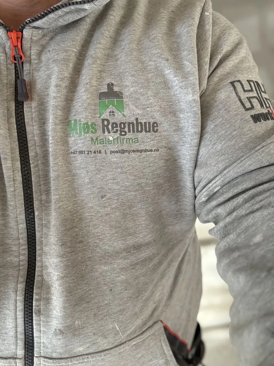 Mjøs Regnbue arbeidsklær med logo og kontaktinfo