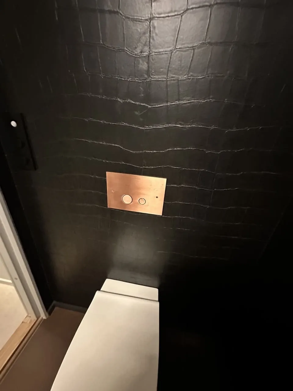 WC — krokodilletapet og kobber