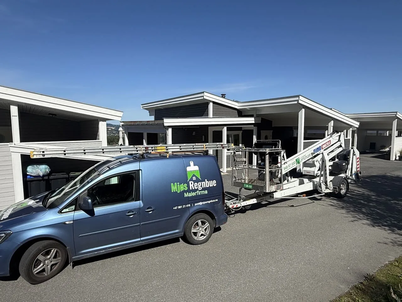 Mjøs Regnbue firmabil med Dino-lift på oppdrag i Lillehammer
