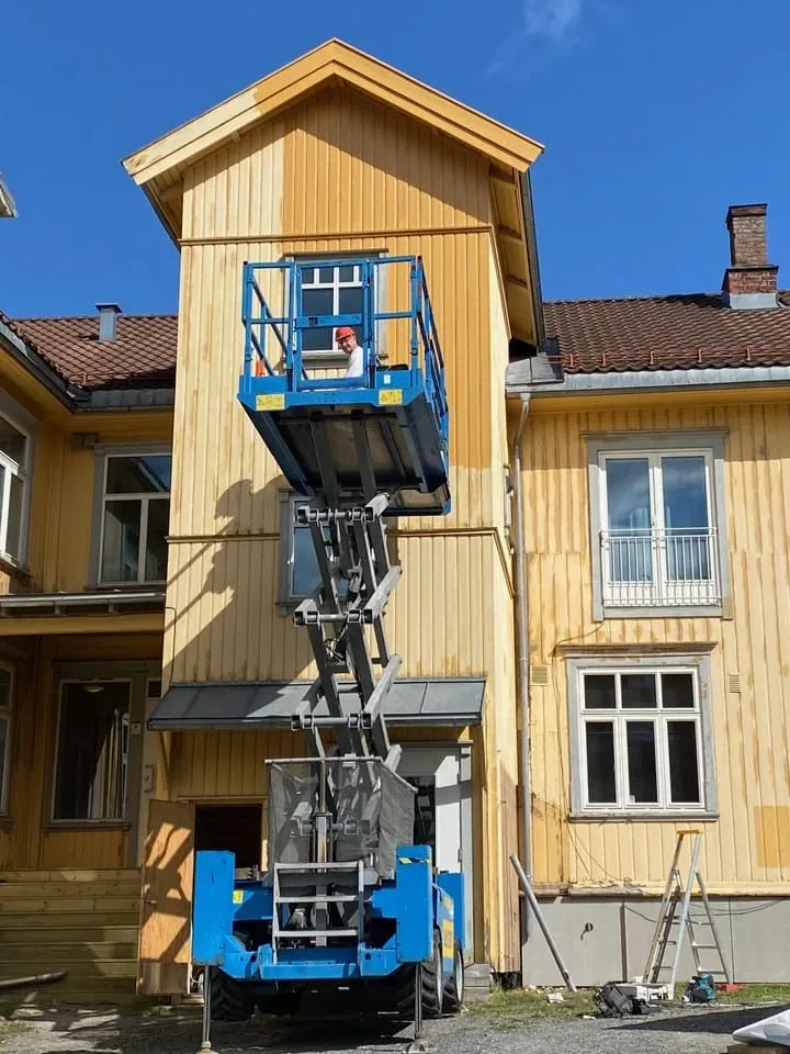 Historisk trefasade — lift