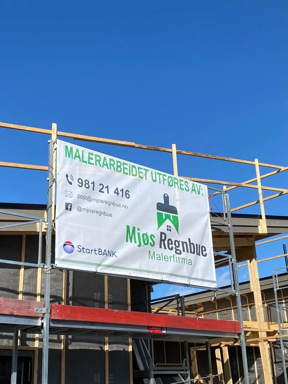 Mjøs Regnbue prosjektbanner på byggestillas